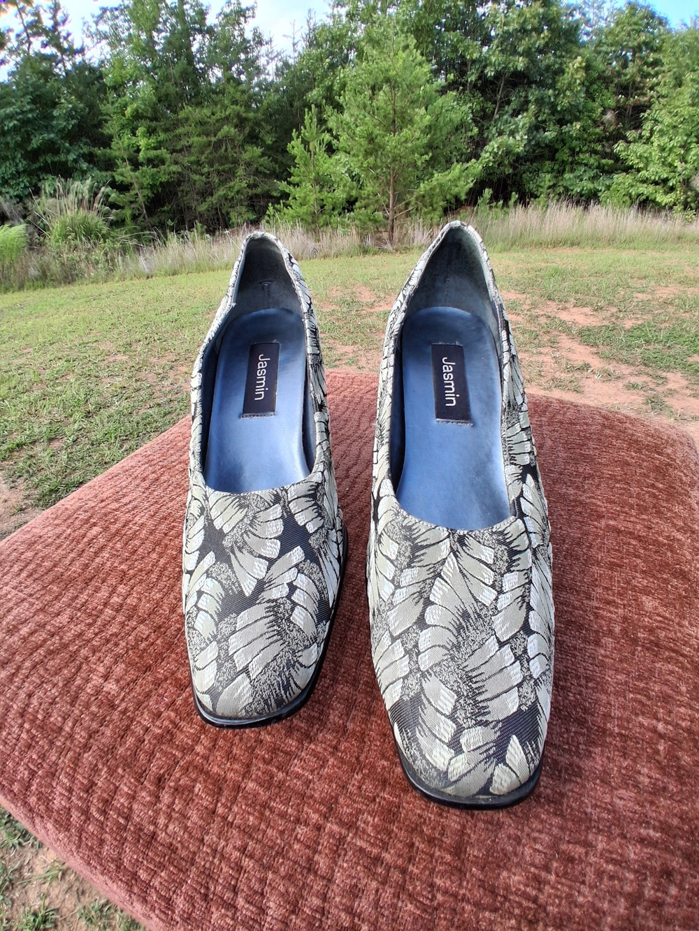 Vintage Jasmin Floral-Patterned Black and Cream Slip-On Heels Woman's Size 9B